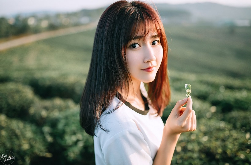 Vẻ đẹp ngây thơ trong trẻo của thiếu nữ giữa đồi