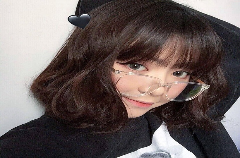 Hot Girl đeo kính vô cùng dễ thương khiến nhiều người bị hớp mất hồn.
