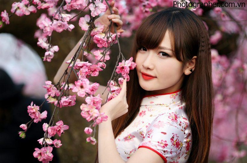 Girl xinh tạo dáng cạnh hoa đào 