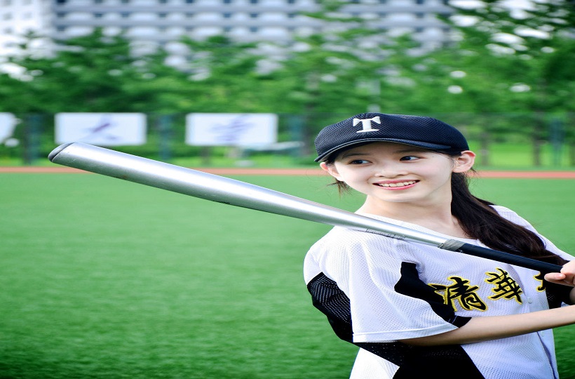 Hot girl rạng rỡ trong sân golf