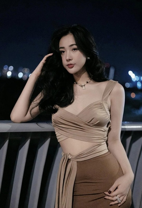 Hot girl Nam Định sở hữu hình xăm lớn, khoe 'điểm vàng' body