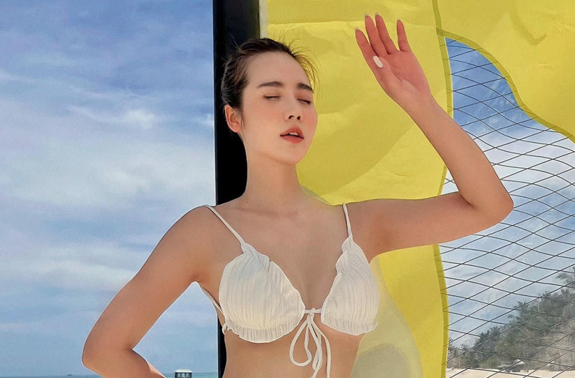 Phan Minh Huyền diện bikini nhỏ xíu