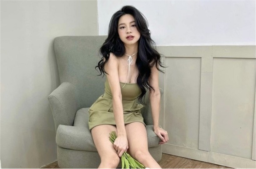 Hot girl tạp hóa" Hàn Hằng xinh đẹp không có đối thủ dù đã cố gắng che chắn bớt "gò bồng đảo" quyến rũ