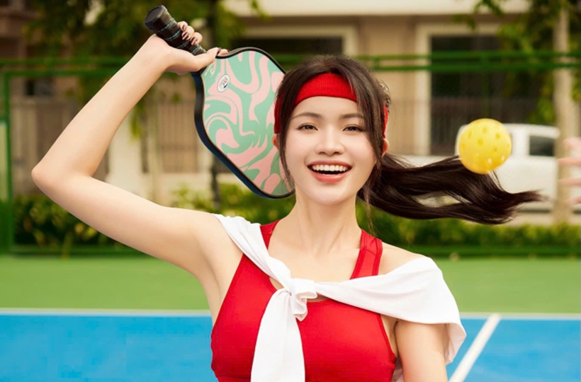 Hoa hậu du lịch Ngọc Quỳnh khoe sắc với Pickle ball