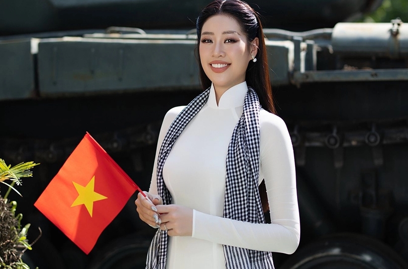 Khánh Vân thăm bảo tàng chào mừng ngày thống nhất