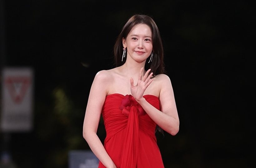 Yoona xinh đẹp trên thảm đỏ lễ trao giải Rồng Xanh