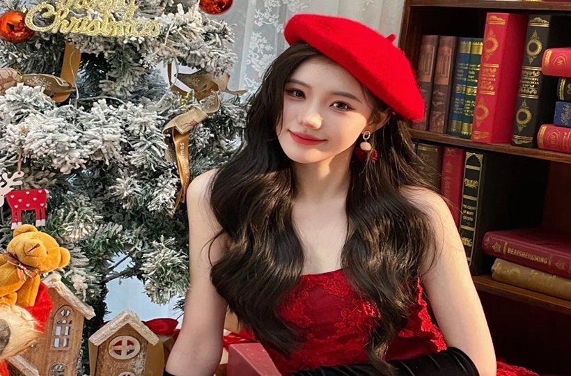 Thiếu nữ bên cây Giáng Sinh