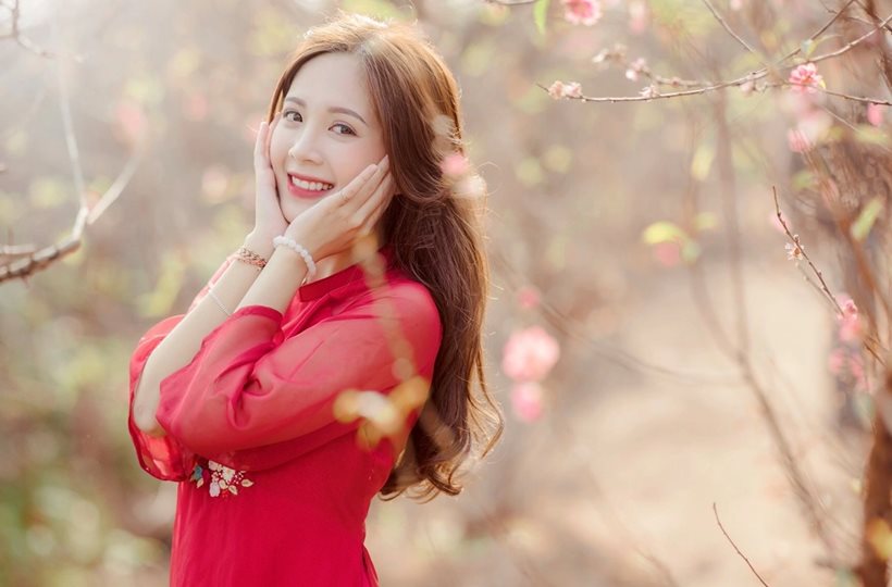 Ngọc Huyền khoe sắc bên hoa đào