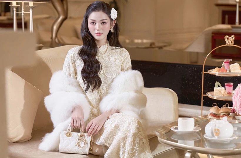 Thiếu nữ xinh đẹp với áo dài ren