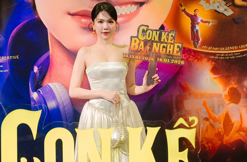 Ngọc Trinh diện váy dây khoe nhan sắc U40 trên thảm đỏ