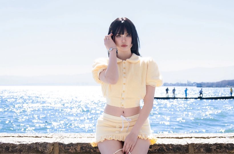 Ngọc Trinh trẻ trung với thời trang crop top