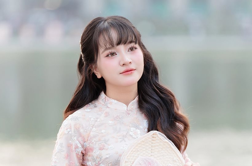 Thiếu nữ diện áo dài đón xuân