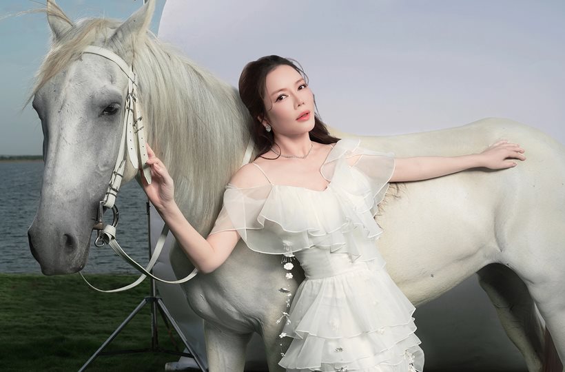 Lý Nhã Kỳ chụp ảnh với ngựa mừng năm mới