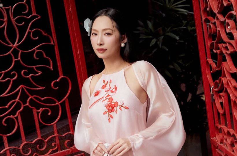 Quỳnh Thy tôn dáng khi mặc áo dài diện Tết