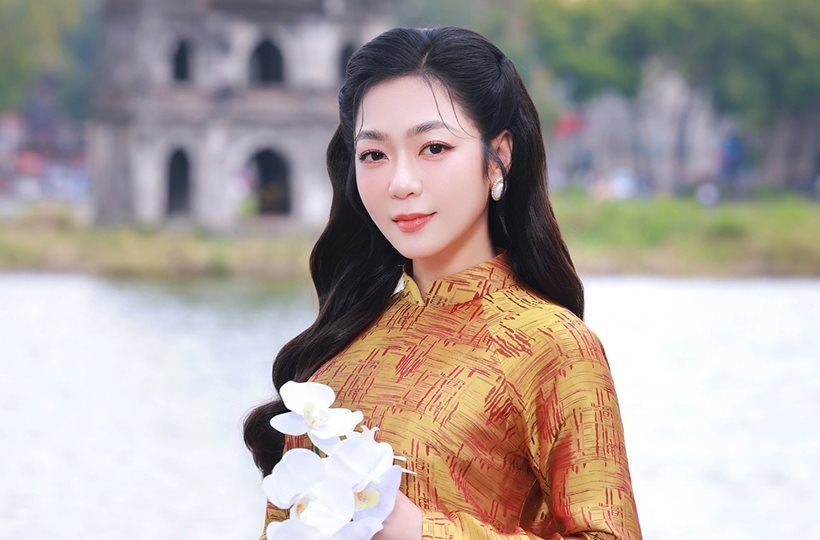 Hà Thanh Xuân dạo phố Hà Nội