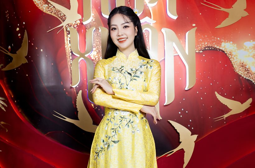 Thụy Vân sắm nhiều áo dài để dẫn show Tết