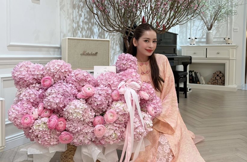 Chi Pu diện áo dài khoe sắc bên hoa trong ngày Tết