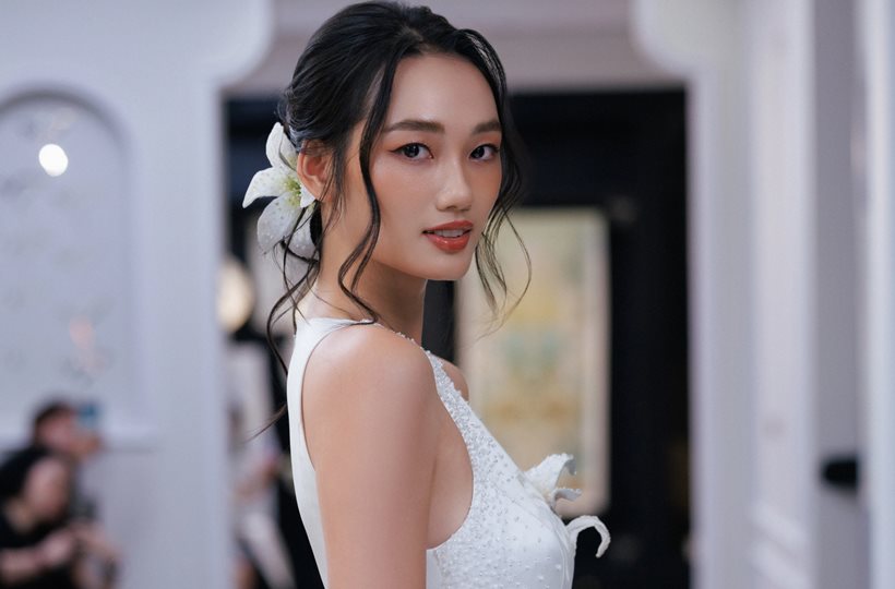 Á hậu Quỳnh Anh diện đầm hoa huệ tây cut-out làm vedette