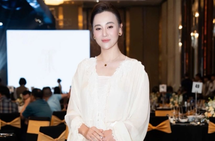 Phương Oanh diện váy tối giản dự cưới Việt Hoa