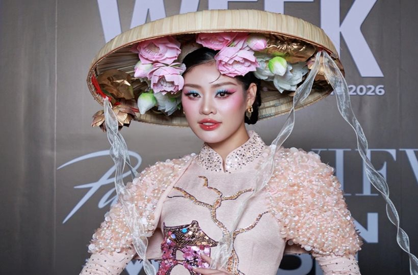 Khánh Vân diện áo dài cầu kỳ dự Fashion week