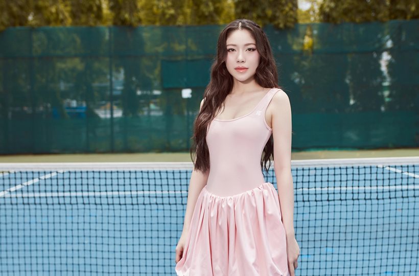 Hoa hậu Thanh Thảo diện váy ngắn khoe dáng khi chơi tennis