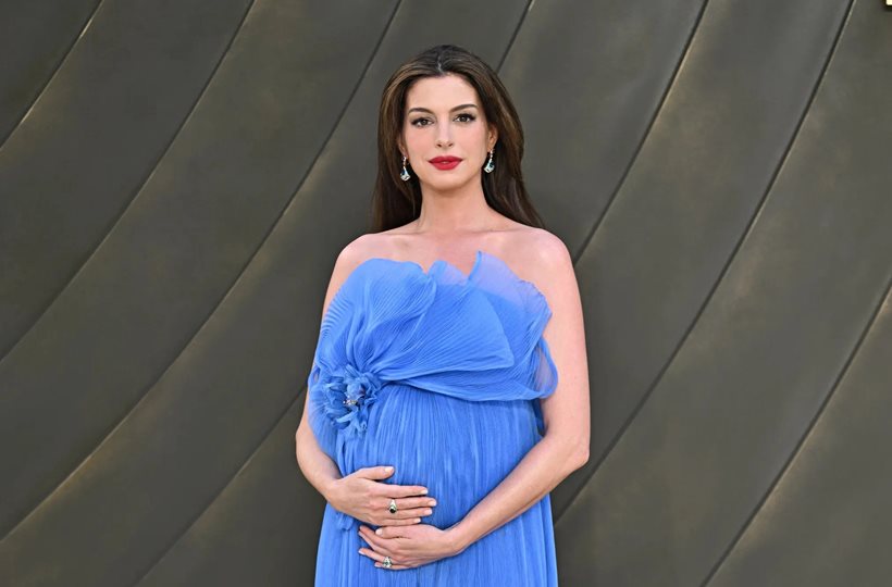 'Bà bầu' Anne Hathaway được khen như nữ thần trên thảm đỏ