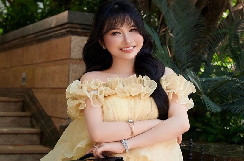 Vợ Minh 'Nhựa' chăm diện đồ giấu bụng giữa tin đồn có bầu lần 3
