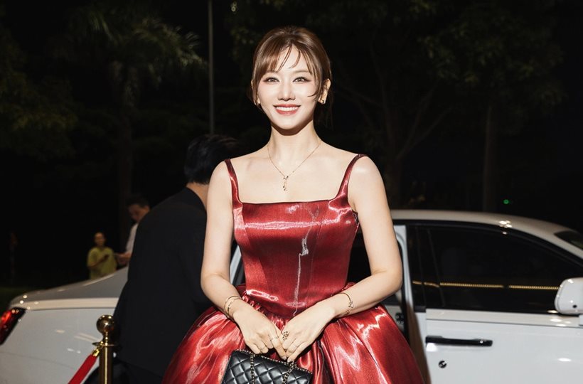 Hariwon rạng rỡ trên thảm đỏ
