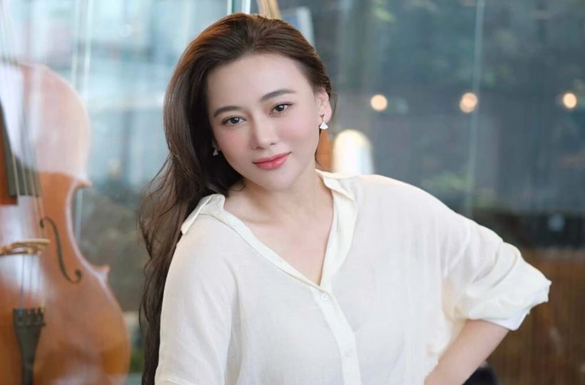 Phương Oanh được khen mặc giản dị vẫn xinh đẹp