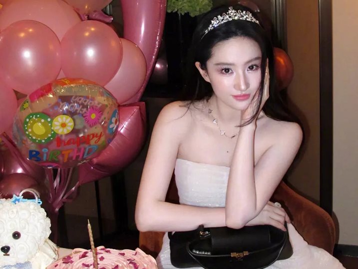 Lưu Diệc Phi diện đầm của nhà thiết kế Việt đón tuổi 39