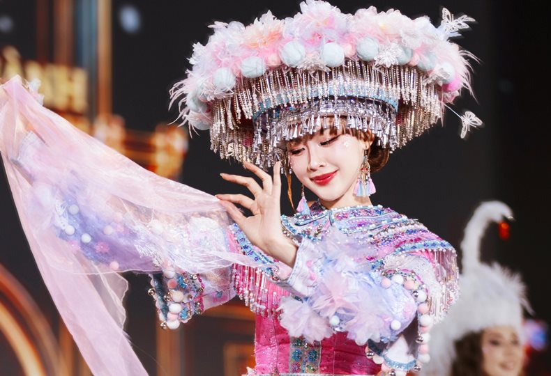 Bảo Ngọc múa điệu khèn tại Miss World