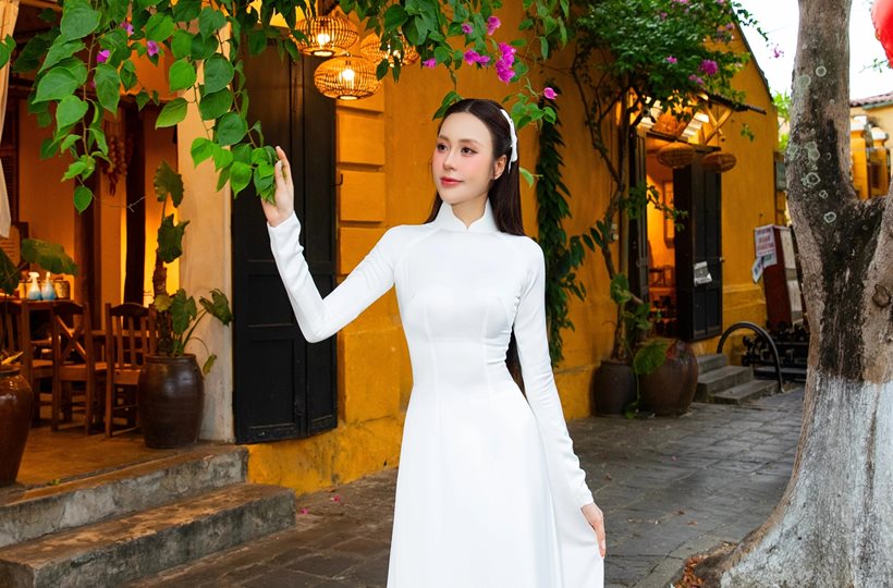 Tô Diệp Hà diện áo dài dạo phố Hội An