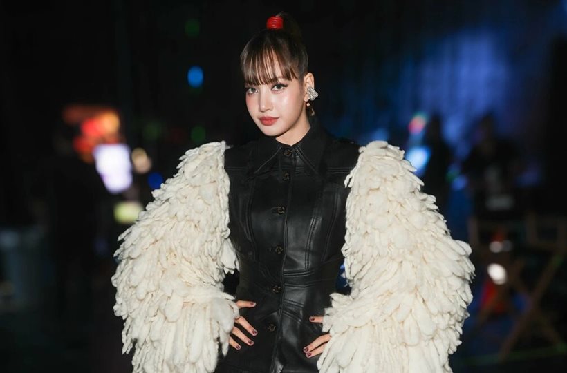 Lisa 'quẩy tưng bừng' ở VMAs với đầm xuyên thấu, áo choàng lông
