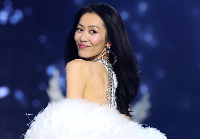 Bạn gái Tỉnh Bách Nhiên gây sốt trên sàn diễn Victoria's Secret