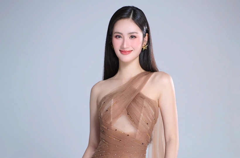 Ý Nhi mặc đầm cut-out khoe chân ngực ở Miss World