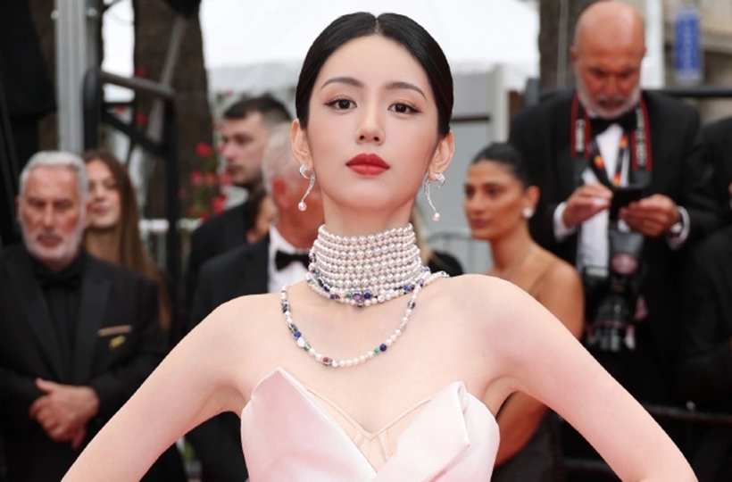 Diễn viên Châu Dã tỏa sáng trên thảm đỏ LHP Cannes