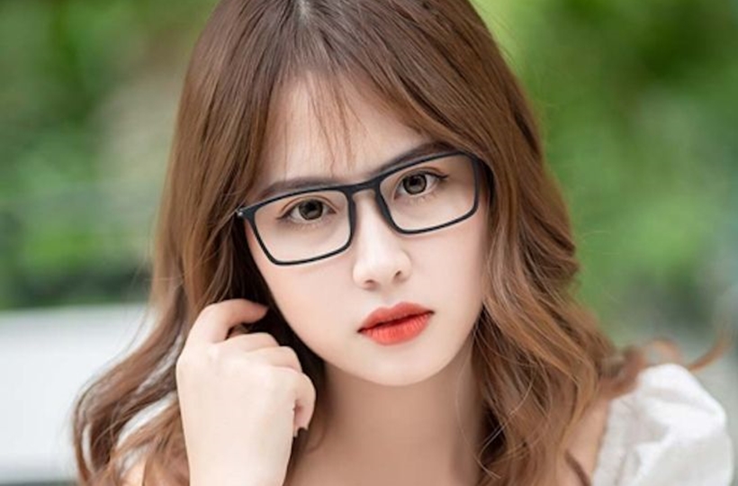 Nữ sinh trường báo xinh như búp bê