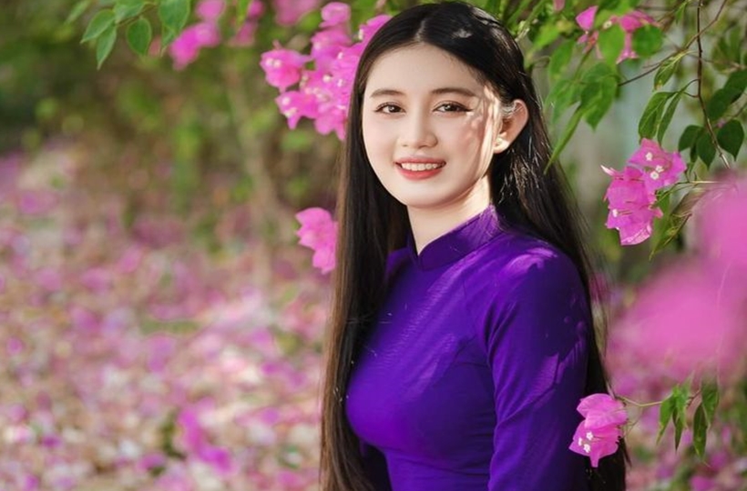 Thiếu nữ dưới giàn hoa giấy