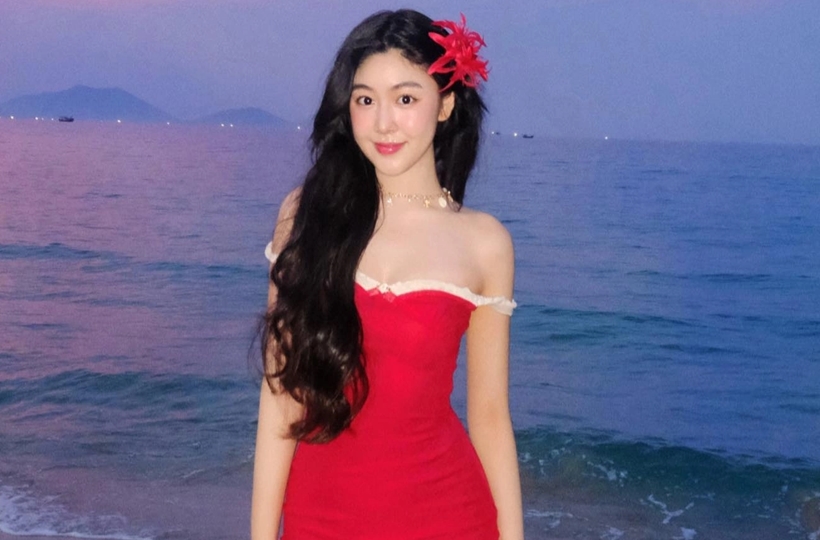 Lọ Lem khoe dáng bên bờ biển