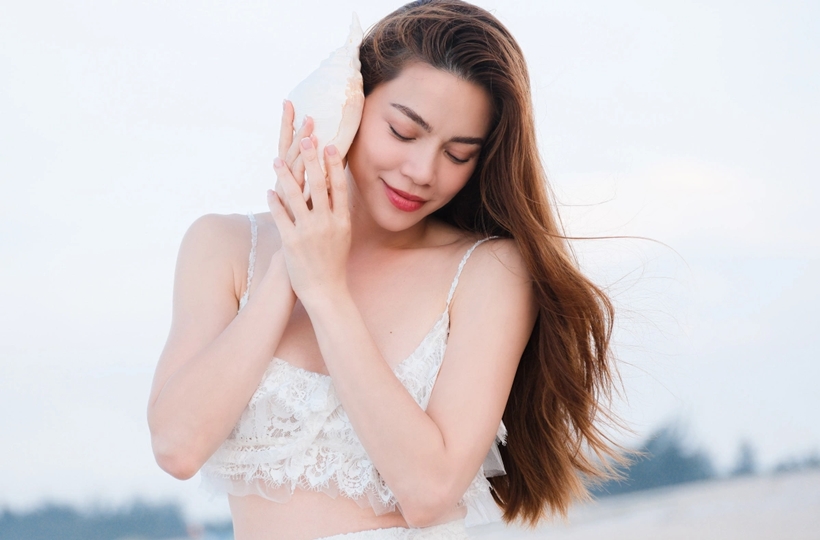 Hồ Ngọc Hà thả dáng trên biển