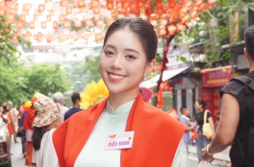 Á Hậu Châu Anh rạng rỡ trong lễ diễu binh kỷ niệm ngày 2/9