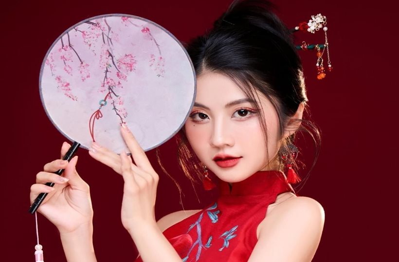 Mỹ nữ dịu dàng đón trăng