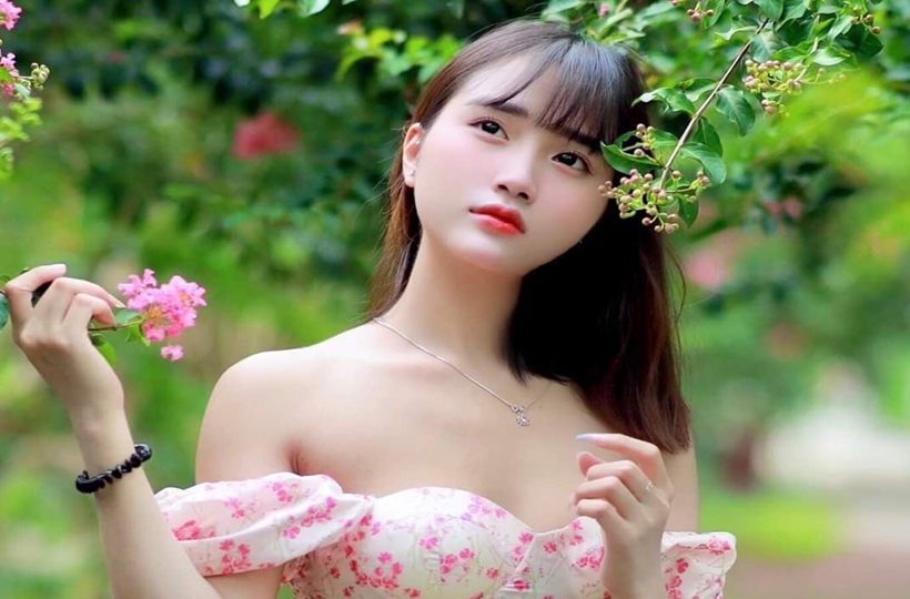 Bên nhánh tường vi
