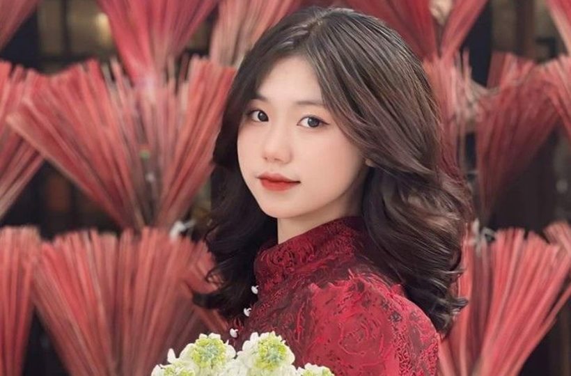 Thiếu nữ rạng rỡ khi chụp ảnh ở làng Hương