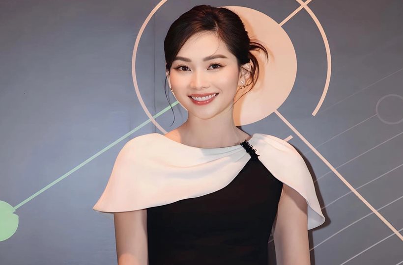 Đặng Thu Thảo rạng rỡ dự sự kiện