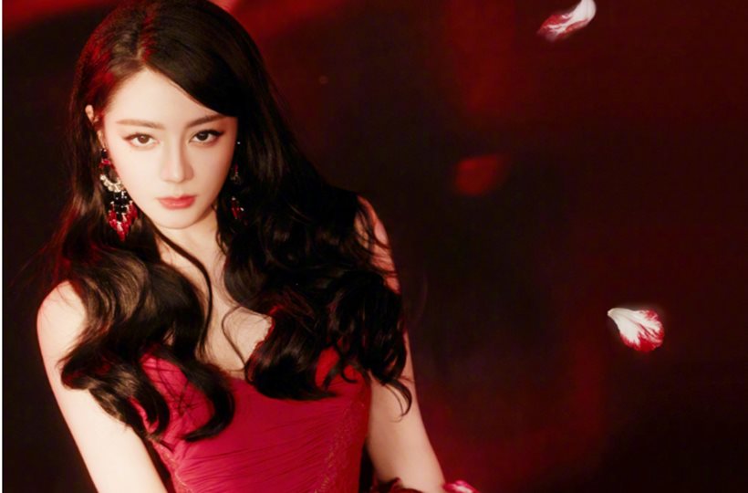 Địch Lệ Nhiệt Ba bị mắc kẹt ở Dubai