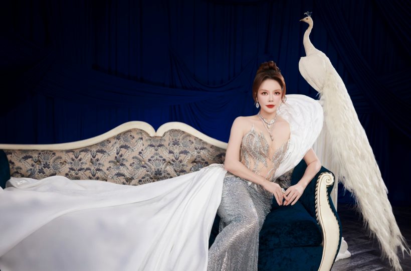 Lý Nhã Kỳ diện đầm xuyên thấu chấm thi Hoa Hậu