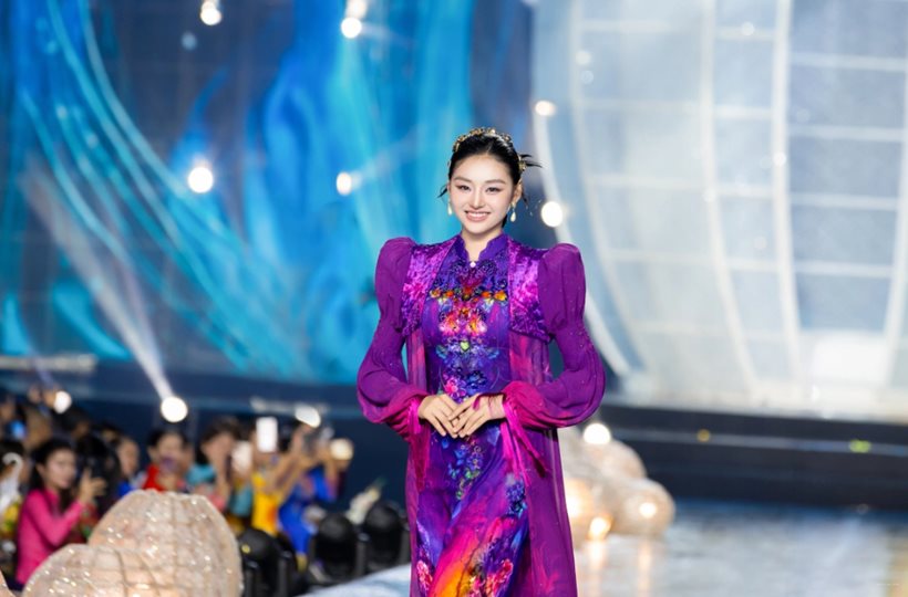 Hoa hậu Yến Nhi diễn áo dài của Đỗ Trịnh Hoài Nam