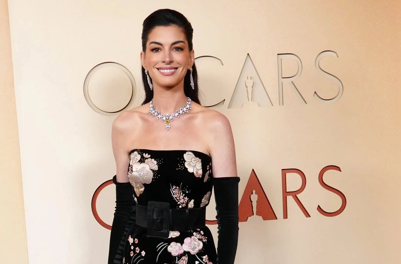 Anne Hathaway kiêu sa trên thảm đỏ Oscar 2026