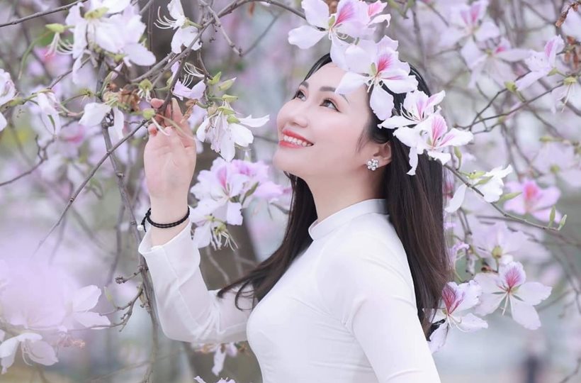 Cô gái rạng rỡ bên hoa ban